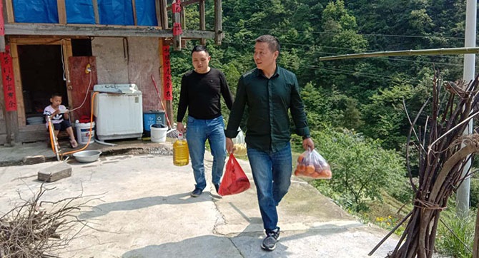 ͭ���б̽���ס���־ֳ�һ���߷�ο��ƶ���� ���İ������ů
